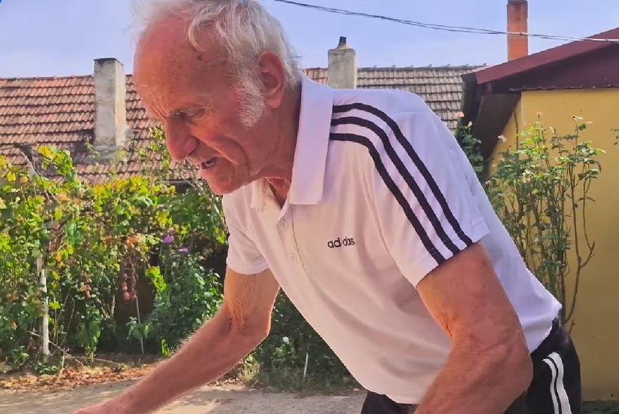 Ioan Boniș a reprodus mometul în care s-a așezat pe Ion Crăciunescu pentru a-l proteja de furia minerilor Dezvăluire cu puternic impact emoțional a fotbalistului care l-a apărat pe Ion Crăciunescu de furia celor 3.000 de mineri intrați pe teren să-și facă dreptate: „Nu mai dați, că e MORT!”