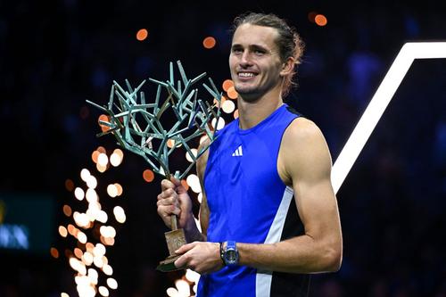 Alexander Zverev cu trofeul de la Paris Foto: Imago
