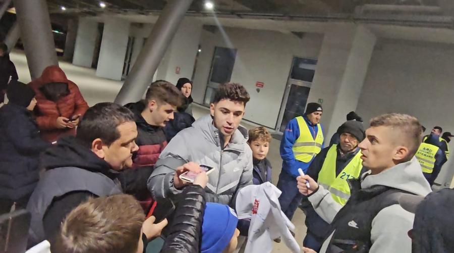 Trei momente după ce luminile rampei s-au stins în Craiova - FCSB: tablou cadou, Tase - deposedat de tricouri și mesajul de forță pentru Costel Gâlcă