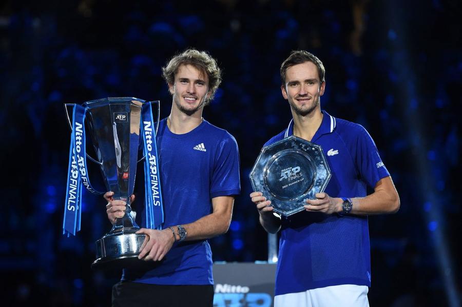Alexander Zverev, câștigătorul ATP Finals, și Daniil Medvedev, finalistul, din 2021 Foto: Imago Alexander Zverev, al doilea jucător al lumii: „Este foarte dificil să fii numărul unu mondial fără să câștigi un turneu de Grand Slam”
