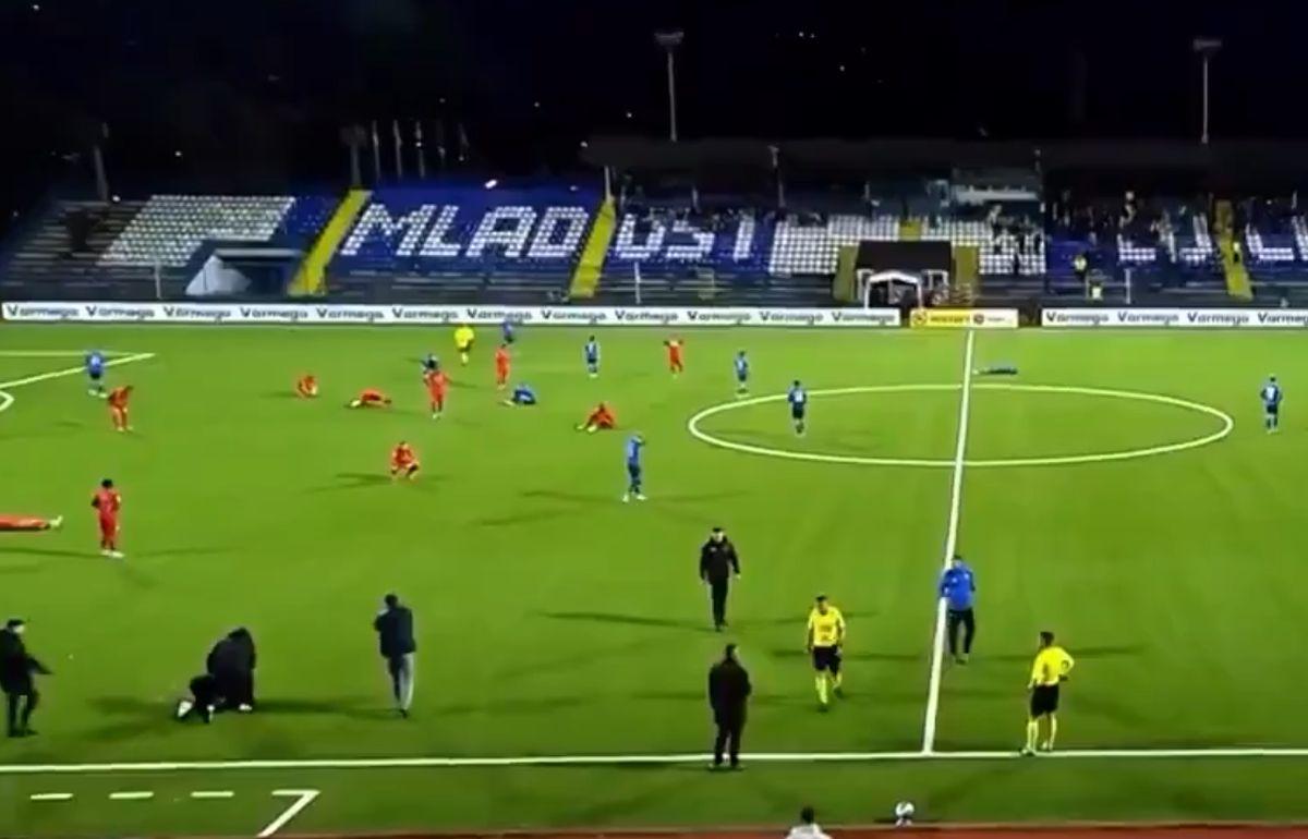 Tulburător! Reacția jucătorilor când află, pe teren, că antrenorul lor a murit