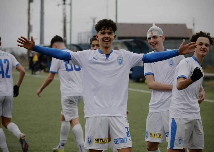 Rareș Ecobici e puștiul de la U Craiova U17 al cărui tată a fost luat la bătaie în tribună de părinții rapidiștilor Agresorul de la Craiova U17 – Rapid U17 explică răfuiala părinților: „Regret, dar și-a căutat-o!” + Victima: „Am fractură de mandibulă!” » Fiul, în pericol să fie dat afară de clubul giuleștean