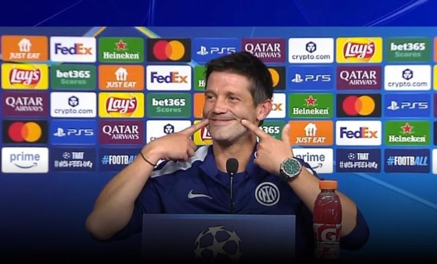 Cristi Chivu i-a distrat din nou pe ziariști la conferința de presă dinaintea partidei Inter - Kairat, arătând un zâmbet cu gura până la urechi / Foto: Inter 1908 Cristi Chivu s-a enervat și schimbă foaia la Inter: „I-a scuturat pe jucători și nu le va mai accepta aroganța”