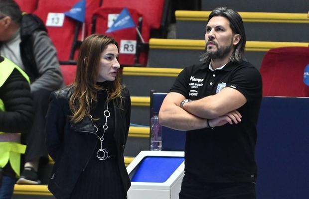 Cristina Vărzaru a jignit jucătoarele, scandal imens în vestiarul CSM! »  Filmul demiterii lui Adrian Vasile și a team-managerului: „Ori faceți schimbări, ori pleci tu!”