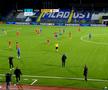 Tulburător! Reacția jucătorilor când află, pe teren, că antrenorul lor a murit