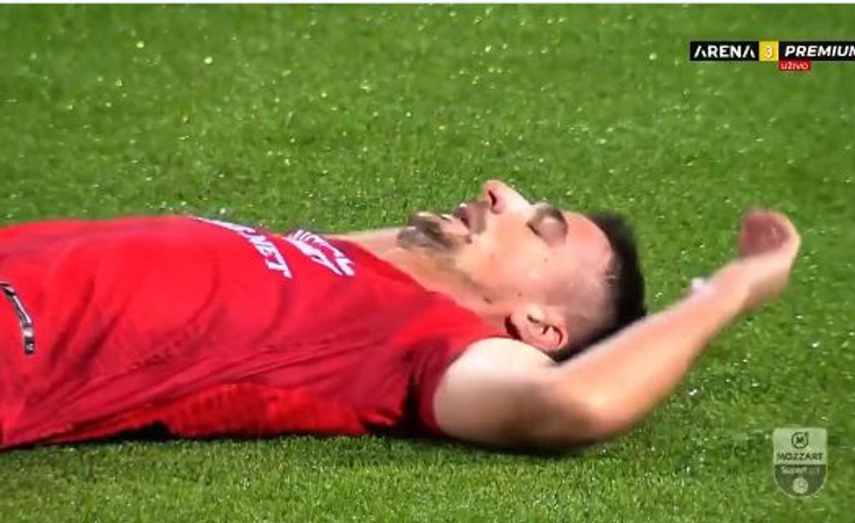 Tulburător! Reacția jucătorilor când află, pe teren, că antrenorul lor a murit