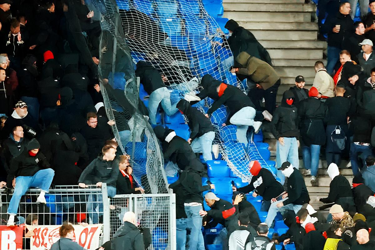 Huliganii lui FC Basel au făcut haos la ultimul meci european, cu VfB Suttgart