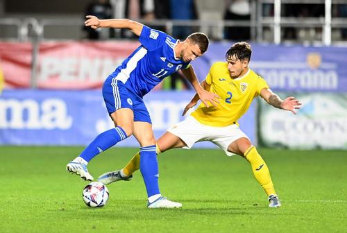 Edin Dzeko, într-un duel cu Andrei Rațiu/ foto Imago Images