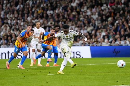 Vinicius ratează un penalty în Real Madrid - Valencia, la scorul de 2-0 / Foto: Imago