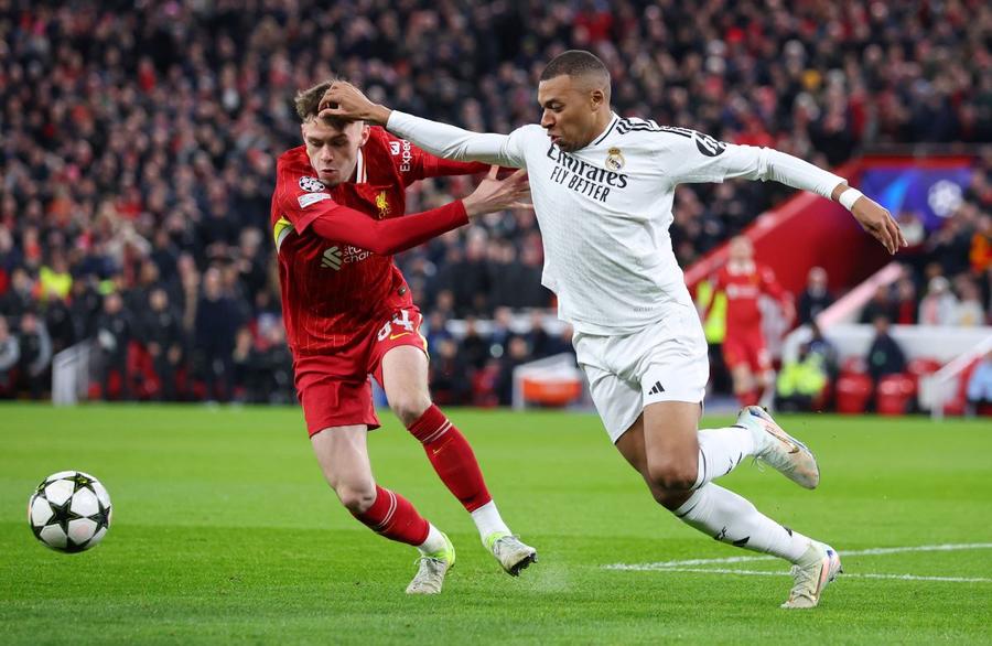 Kylian Mbappe (în duel cu Conor Bradley) a ratat un penalty pe Anfield în duelul din sezon trecut în Champions League, Liverpool - Real Madrid 2-0 / Foto: Imago Căpitanul lui Chivu, în Top 10 al salariilor » Statisticienii au calculat sumele corecte, conform performanțelor