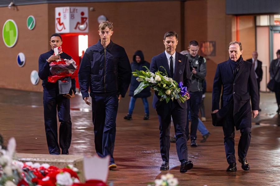 Deian Huijsen, Xabi Alonso și Emilio Butragueno îi aduc un omagiu lui Diogo Jota / Foto: Imago Omagiul lui Real Madrid pentru Diogo Jota » Trent Alexander-Arnold: „Prietenul meu, Diogo...”