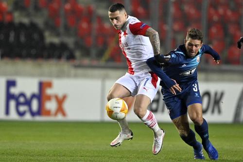 Nicolae Stanciu (stânga), în Slavia Praga - Hapoel Beer Sheva // foto: Imago