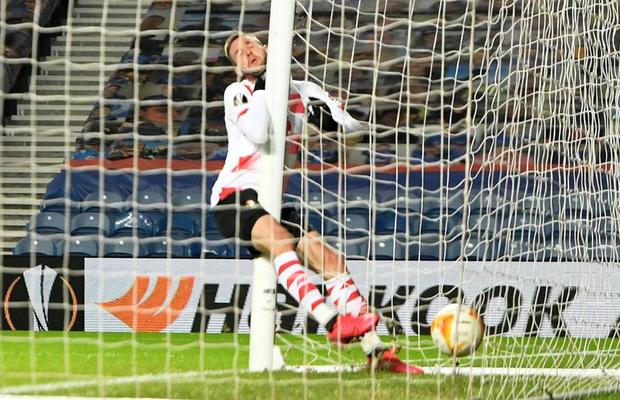 Impact horror în meciul echipei lui Ianis Hagi! Atacantul oaspeților s-a lovit de bară și a fost scos cu targa de pe teren