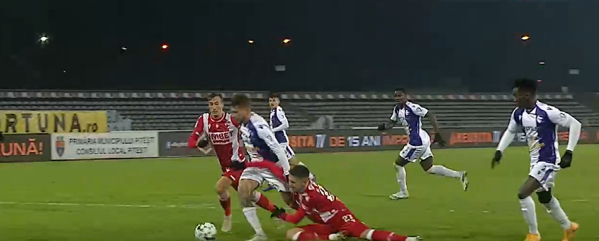 FC Argeș - Dinamo 0-1. FOTO Greșeală URIAȘĂ de arbitraj! Rezultatul, decis de o gafă imensă a „centralului”