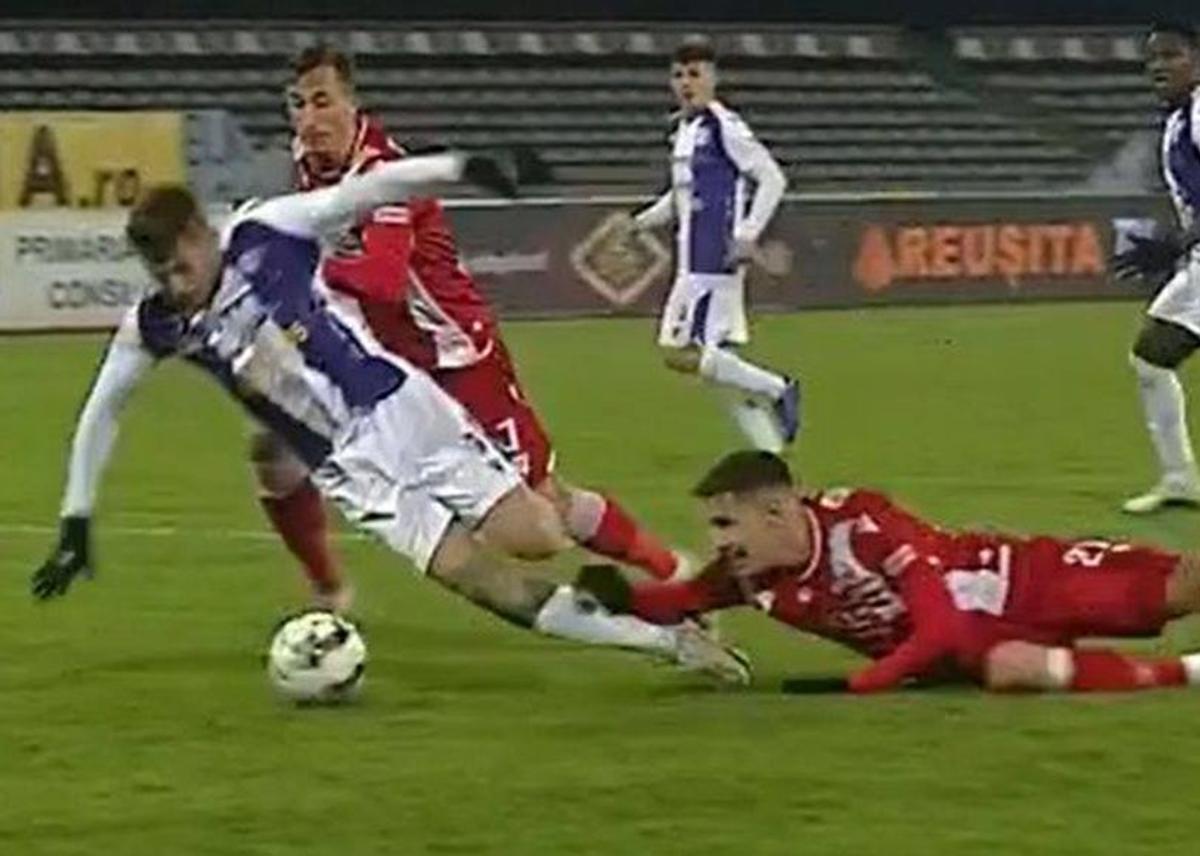 FC Argeș - Dinamo 0-1. FOTO Greșeală URIAȘĂ de arbitraj! Rezultatul, decis de o gafă imensă a „centralului”