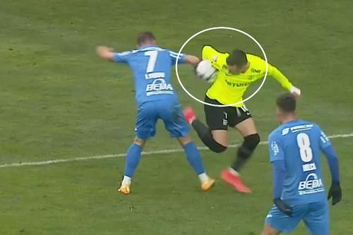 Valentin Costache își creează un avantaj lovind mingea cu brațul // foto: captură DigiSport