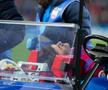 În minutul 36 al meciului Barcelona - Betis, Gavi (17 ani, mijlocaș central) a fost lovit cu mingea în cap și a părăsit terenul cu ajutorul medicilor.