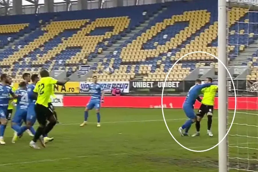 Săndoi e disperat: „Mai avea puțin și fugea cu mingea la subraț, așa ne-a dat gol!” + Cum se apără Costache: „M-a lovit în bandaj, n-am simțit”