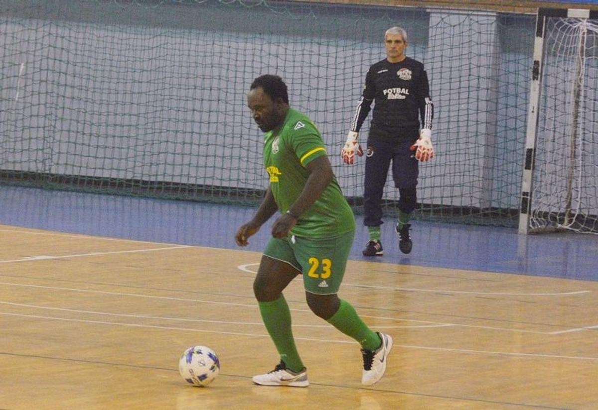 3 povești fabuloase cu Mike Temwanjera, vârful care a făcut furori la FC Vaslui » Cum l-a surprins pe Porumboiu: „E mai bătrân ca Balint, e la a treia dantură”