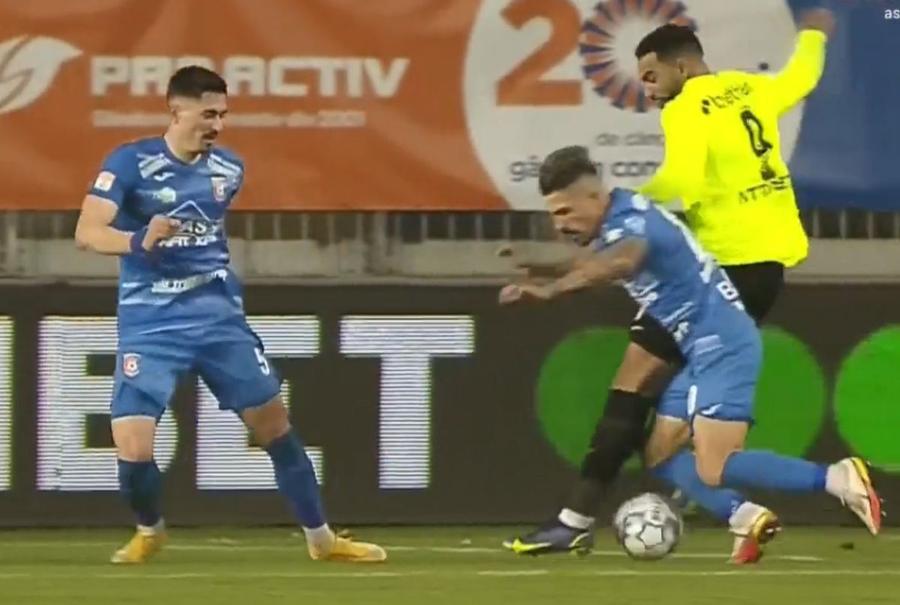 Săndoi e disperat: „Mai avea puțin și fugea cu mingea la subraț, așa ne-a dat gol!” + Cum se apără Costache: „M-a lovit în bandaj, n-am simțit”