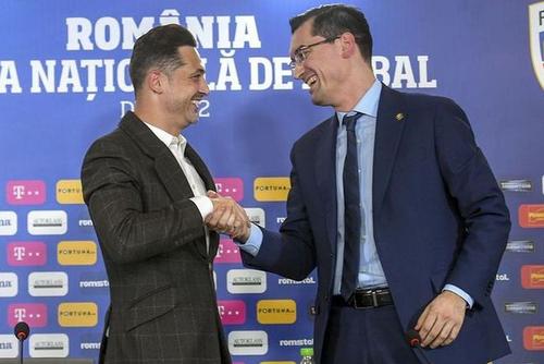După despărțirea de Mirel Rădoi, un antrenor din noua generație, care preferă fotbalul deschis, ofensiv, FRF e gata să-i ofere naționala lui Dan Petrescu: garant al rezultatelor, dar oposul fostului selecționer ca abordare a meciurilor.