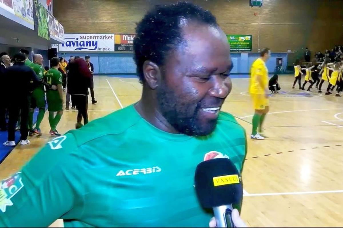 3 povești fabuloase cu Mike Temwanjera, vârful care a făcut furori la FC Vaslui » Cum l-a surprins pe Porumboiu: „E mai bătrân ca Balint, e la a treia dantură”
