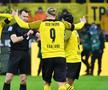 Felix Zwayer, înconjurat de jucătorii Borussiei Dortmund