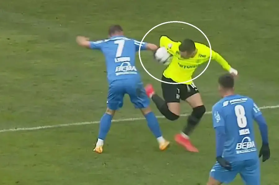 Săndoi e disperat: „Mai avea puțin și fugea cu mingea la subraț, așa ne-a dat gol!” + Cum se apără Costache: „M-a lovit în bandaj, n-am simțit”
