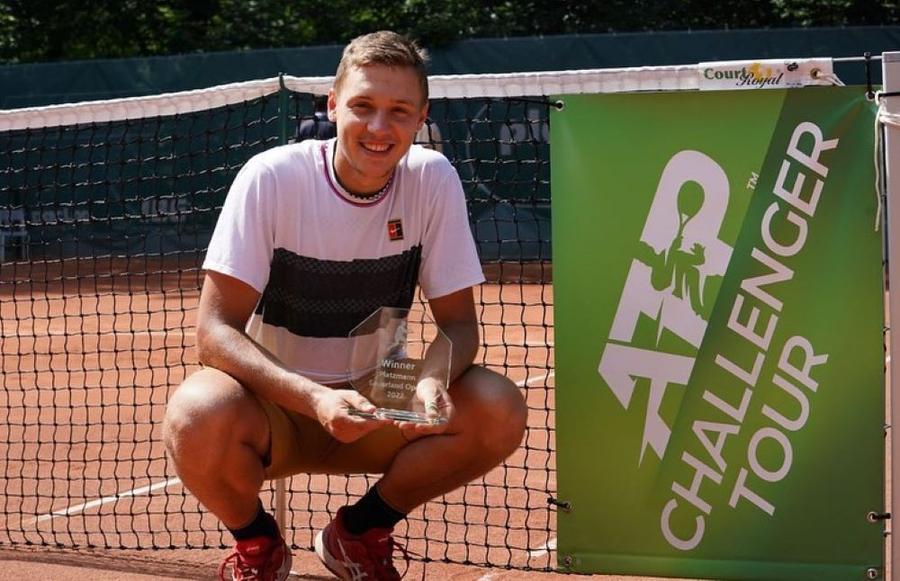 Hamad Medjedovic cu trofeul cucerit în challengerul de la Ludenscheid Foto Instagram Hamad Medjedovic Hamad Medjedovic, campionul de la Next Gen Finals, e urmașul lui Novak Djokovic » Și-a întâlnit idolul la 10 ani, iar acesta i-a finanțat cariera