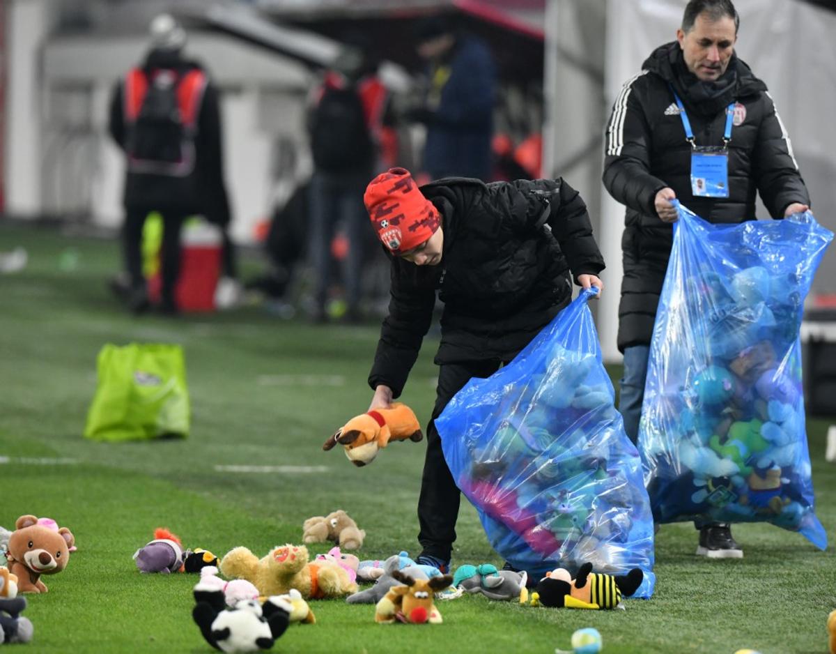 Tensiuni la Sfântu Gheorghe » Fanii lui Dinamo nu au fost lăsați să iasă din stadion: „Jandarmii au replicat cu gaze lacrimogene”