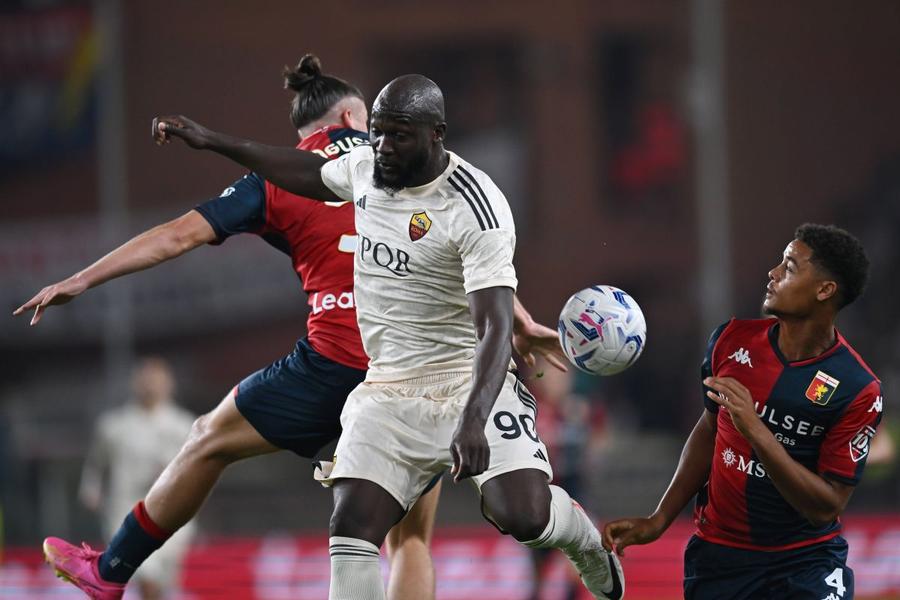 Radu Drăgușin nu l-a lăsat să miște pe Romelu Lukaku în meciul Genoa - AS Roma din Serie A / FOTO: Imago Răspuns direct al unui fost „tricolor” pentru trufașii belgieni: „Lukaku nu ne va face sandvici. Drăgușin știe cum să-l anihileze. Tocmai a făcut-o”