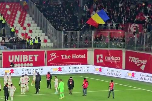 Sepsi - Dinamo 2-1. Imediat după fluierul final al meciului, jucătorii lui Kopic au fost la galerie, de unde și-au primit din plin partea de reproșuri și critici.