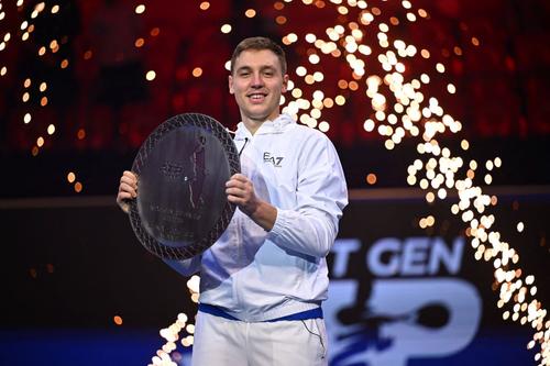 Hamad Medjedovic cu trofeul Next Gen Finals Foto Imago