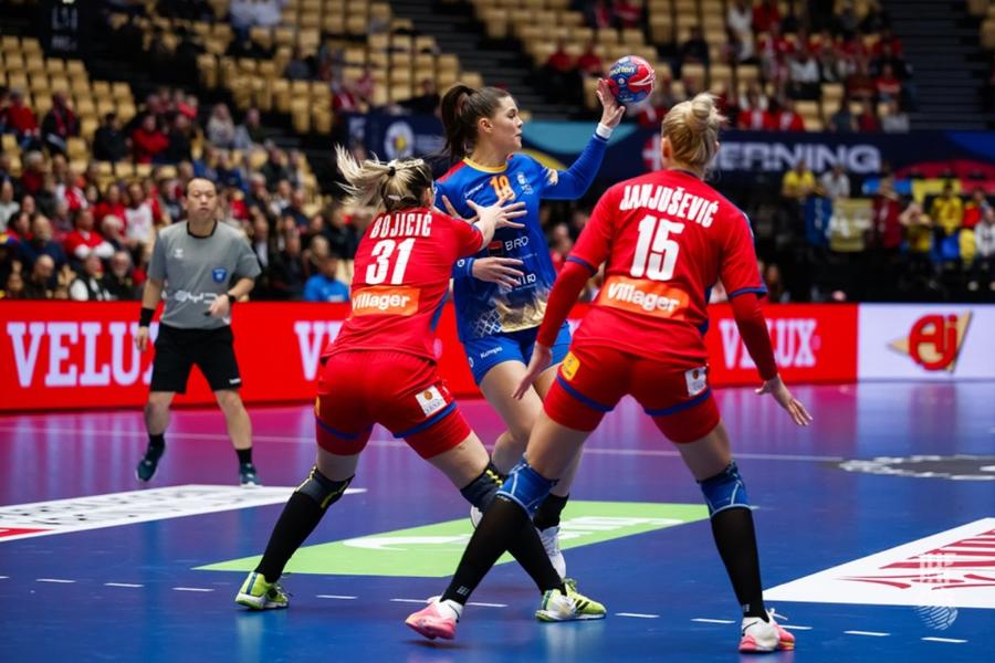 Interul Daria Bucur în acțiune Foto IHF Florentin Pera și Eliza Buceschi au vorbit despre duelul cu Danemarca: „Îmi este greu să spun că are un punct slab!”
