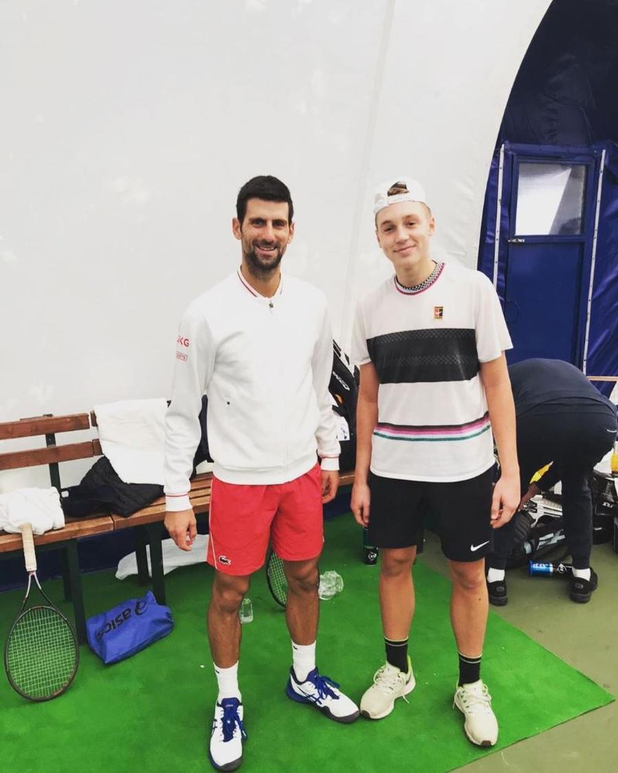 Hamad Medjedovic și Novak Djokovic în 2020 Foto Instagram Hamad Medjedovic Hamad Medjedovic, campionul de la Next Gen Finals, e urmașul lui Novak Djokovic » Și-a întâlnit idolul la 10 ani, iar acesta i-a finanțat cariera