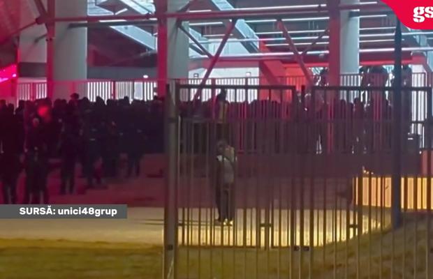 Tensiuni la Sfântu Gheorghe » Fanii lui Dinamo nu au fost lăsați să iasă din stadion: „Jandarmii au replicat cu gaze lacrimogene”