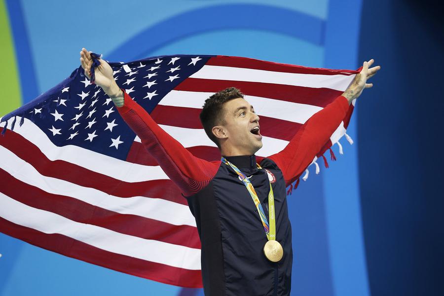 Anthony Ervin cu medalia de aur la Jocurile Olimpice de la Rio de Janeiro FOTO Imago Images Anthony Ervin a băut, a luat droguri în cantități uriașe, a încercat să se sinucidă cu pastilele pentru Sindromul Tourette, apoi a renăscut » Interviu EVENIMENT pentru Gazetă: „Aș vrea să-l întreb pe David Popovici: ce înțelegi tu și eu nu?!”