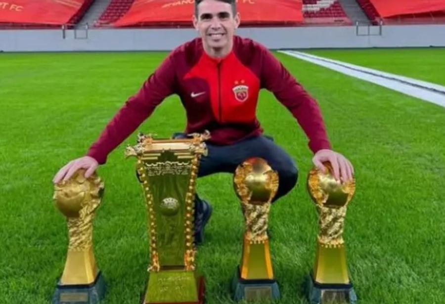 Oscar, alături de prețioasele sale trofee cucerite în China / Foto: Instagram Avere incredibilă strânsă în 8 ani de primul superstar ajuns în fotbalul chinez! „Calitatea vieții din China nu există altundeva”