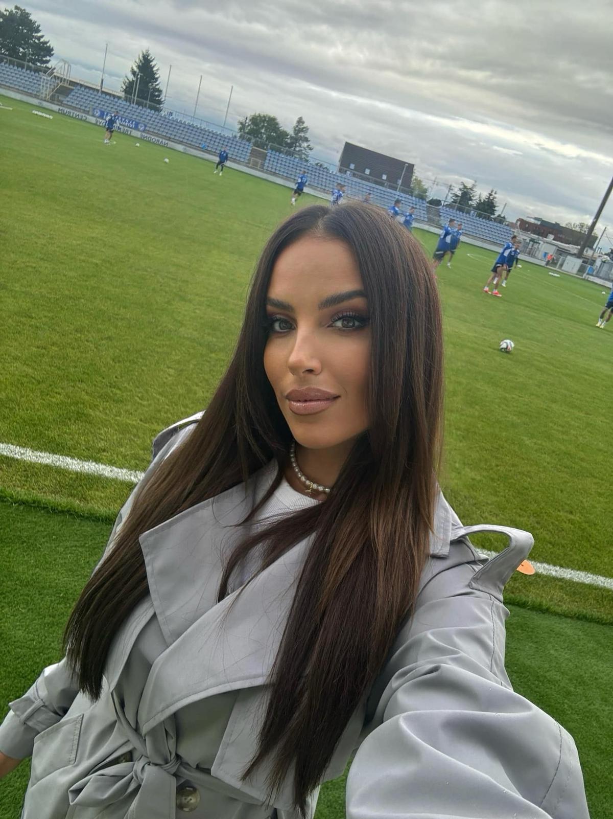 Iubita starului de la Napoli, apariție de cinci stele la ultimul meci al României la Euro U21: „Fanii au vrut să mă atingă!”