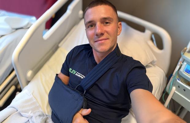 Remco Evenepoel, dublu campion olimpic la Paris, a fost operat după ciocnirea dură cu ușa unui vehicul de poștă: „Revenirea începe acum”