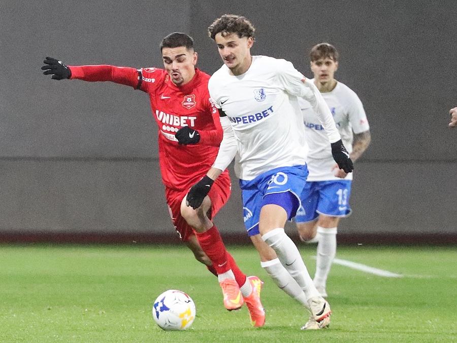 Nicolas Popescu și Goncalves Tiago Lisboa Silva în meciul de fotbal dintre AFC Hermannstadt Sibiu si Farul Constanța, pentru Cupa României, desfășurat pe Stadionul Municipal din Sibiu, marți, 3 decembrie 2024. FOTO: Valentin Macrea / sportpictures.eu „Bă, l-am văzut jucând, e bombă! Adu-l la Constanța!” » Hagi și Popescu dialog deschis despre nepotism la Farul: „Du-te în altă parte!”