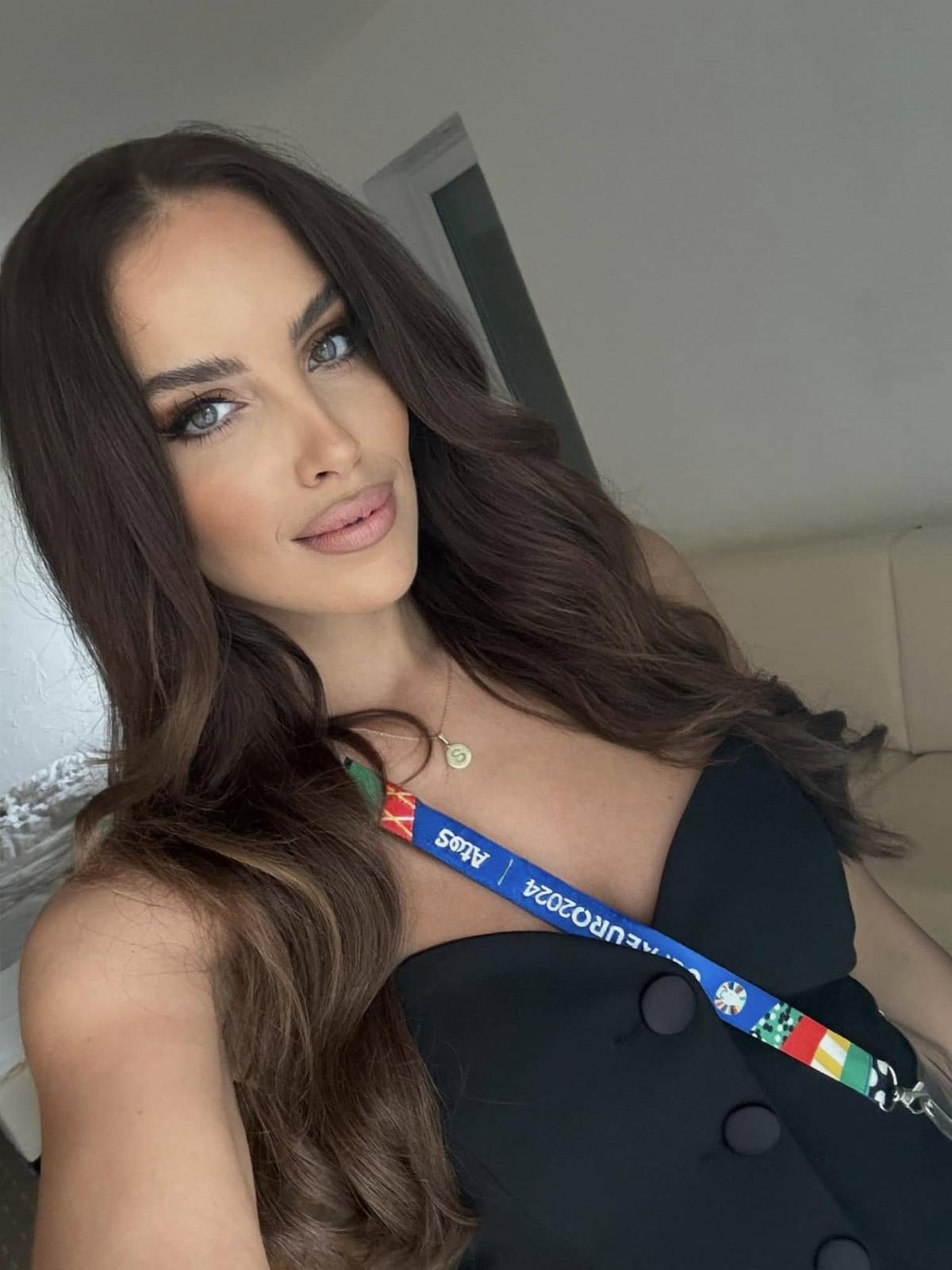 Iubita starului de la Napoli, apariție de cinci stele la ultimul meci al României la Euro U21: „Fanii au vrut să mă atingă!”