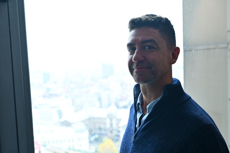 Anthony Ervin privind Bucureștiul de sus FOTO Roxana Fleșeru Anthony Ervin a băut, a luat droguri în cantități uriașe, a încercat să se sinucidă cu pastilele pentru Sindromul Tourette, apoi a renăscut » Interviu EVENIMENT pentru Gazetă: „Aș vrea să-l întreb pe David Popovici: ce înțelegi tu și eu nu?!”