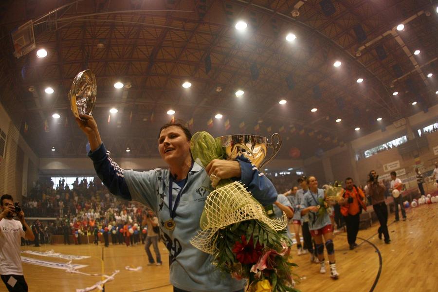 Luminița Huțupan-Dinu cu trofeul Cupei Cupelor 2007 cucerit cu Oltchim Foto: GSP Luminița Huțupan-Dinu, înainte de includerea în EHF Hall of Fame: „Da, este răsplata muncii mele acolo”