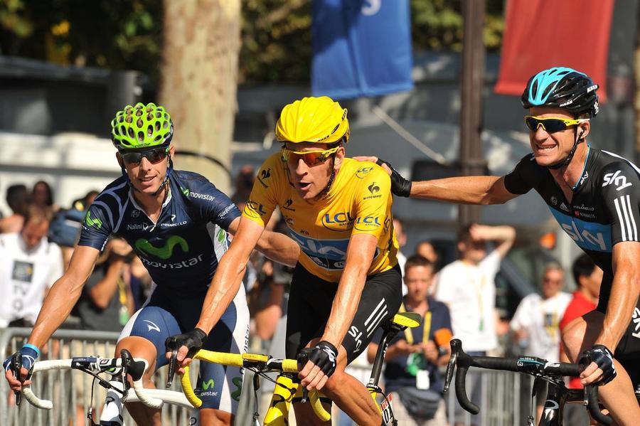 Bradley Wiggins alături de colegii de la Sky în ultima zi a Turului Franței 2012 Foto: Imago L-a criticat pentru dopaj pe Lance Armstrong, acum a descoperit că „este un om bun, are o inimă acolo, undeva”