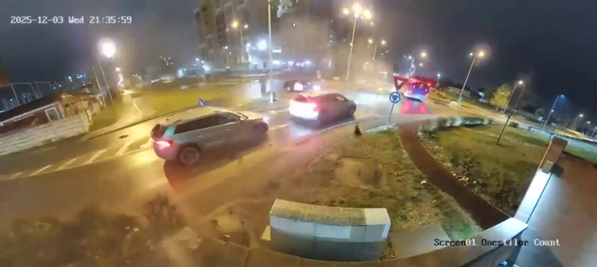 Filmarea cu accidentul care a șocat România: zboară peste două mașini în intersecție!