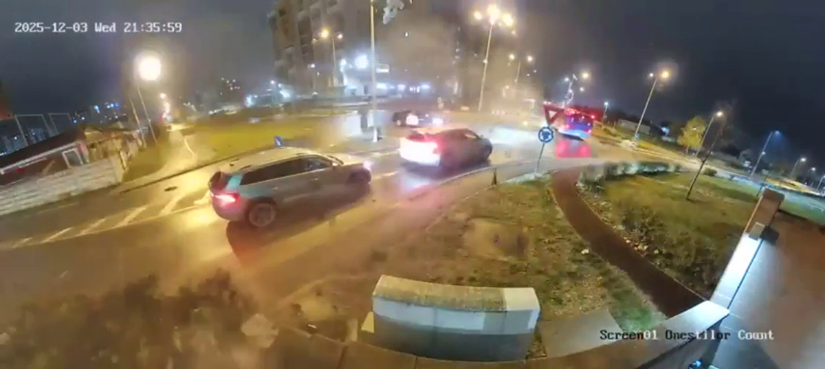 Filmarea cu accidentul care a șocat România: zboară peste două mașini în intersecție!