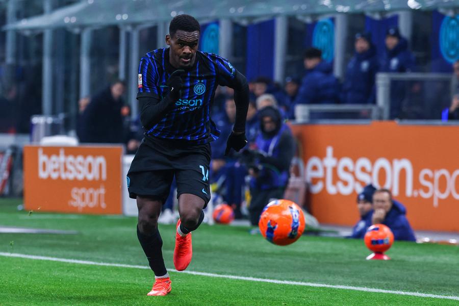 Bonny a marcat un gol spectaculos în Inter - Venezia, reușită salutată în stil militar de Cristi Chivu. Foto: Imago Chivu, actorul total! Cum trăiește antrenorul lui Inter un meci pe „San Siro”: de la stană de piatră la vulcan în erupție