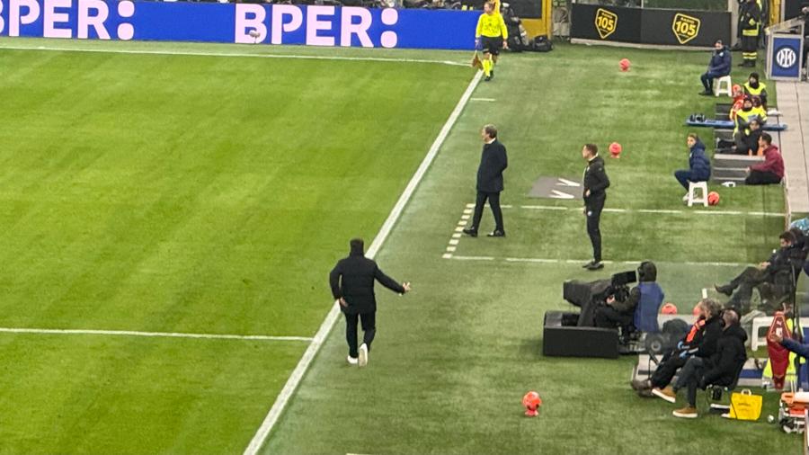 Chivu se ia la harță cu arbitrul de rezervă după o decizie controversată a „centralului”. Foto: Andrei Furnigă (GSP) Chivu, actorul total! Cum trăiește antrenorul lui Inter un meci pe „San Siro”: de la stană de piatră la vulcan în erupție