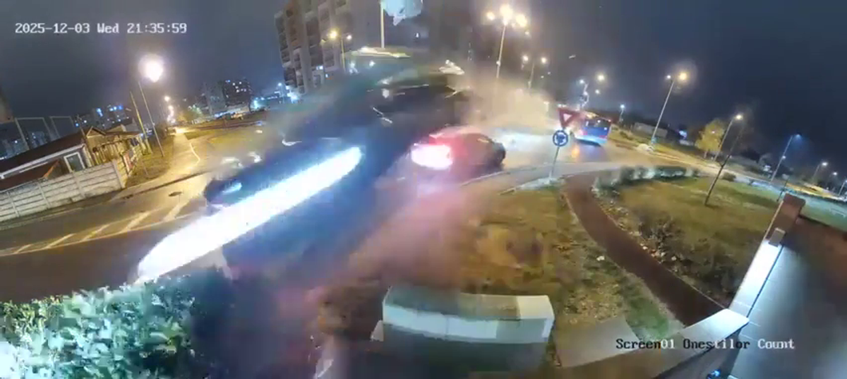 Filmarea cu accidentul care a șocat România: zboară peste două mașini în intersecție!